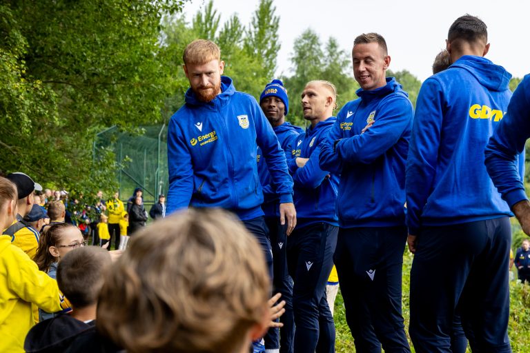 XII Spotkanie Międzypokoleniowe Arki i prezentacja piłkarzy Arki Gdynia na Górce przy ul. Emonda n/z Sebastian Kerk 14.07.2025 / fot. Artur Cichuta / KFP / Trojmiasto.pl