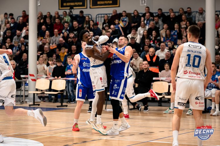 W poprzednich derbach Kociewia nie brakowało twardej walki. Fot/Decka Pelplin/1lmkosz