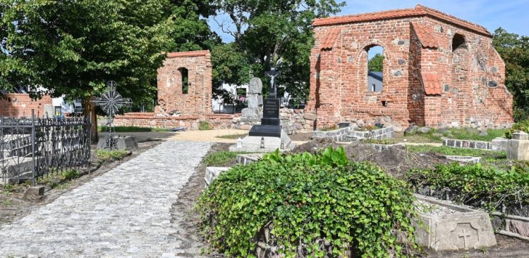Zabytkowy cmentarz w Rumi przed rewitalizacją (fot. Facebook/Miasto Rumia)