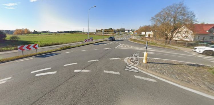 Skrzyżowanie ulic Chwarznieńskiej i Wiczlińskiej w Gdyni (fot. Google Street View)