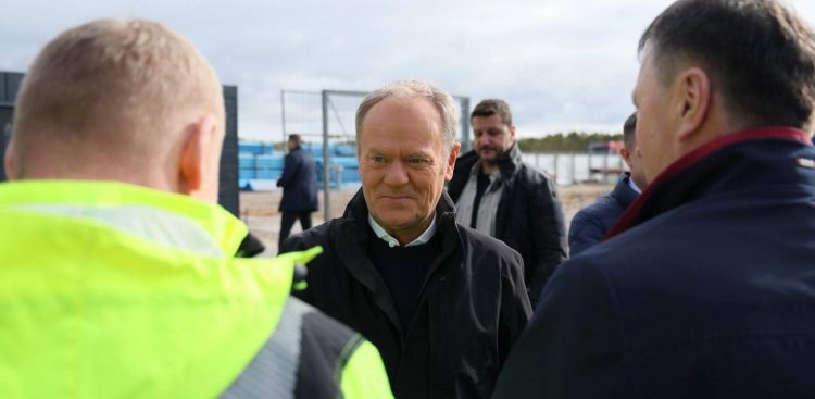 Donald Tusk podczas odwiedzin terenu budowy elektrowni jądrowej w gminie Choczewo (fot. Facebook/Kancelaria Premiera)