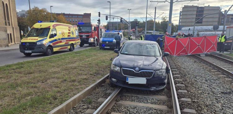 Samochód, który wpadł na torowisko na Podwalu Przedmiejskim (fot. KWPSP Gdańsk)