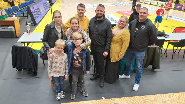 Przedstawiciele Gama Akademia Koszykówki wraz z dziennikarzem RG Pawłem Kątnikiem/fot. Radio Gdańsk