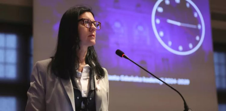 Radna Sylwia Cisoń przemawia na Radzie Miasta Gdańska (fot. gdansk.pl/Dominik Paszliński)