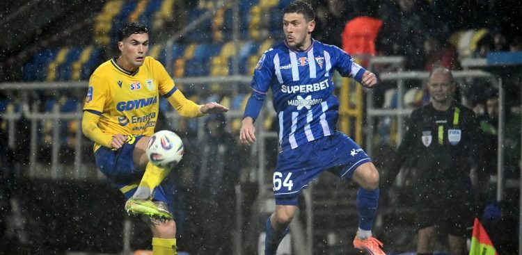 Zawodnik Arki Gdynia Edu Espiau (L) i Erik Janza (P) z Górnika Zabrze podczas meczu 1/16 finału piłkarskiego Pucharu Polski, Gdynia, 30.10.2025 r. (fot. PAP/Marcin Gadomski)