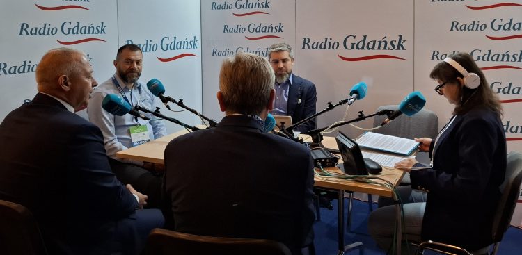 Andrzej Bojanowski, Krzysztof Szóstka, Grzegorz Landowski, Stefan Rudnik i Iwona Wysocka (fot. Radio Gdańsk/Magdalena Gadzinowska)