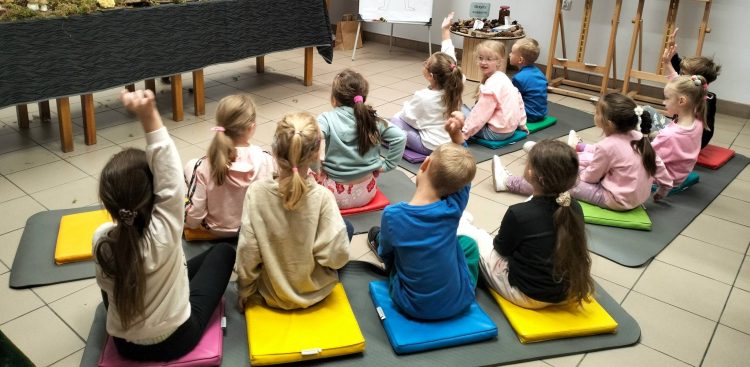 Warsztaty dla dzieci w bibliotece w Człuchowie (fot. Miejska Biblioteka Publiczna w Człuchowie)