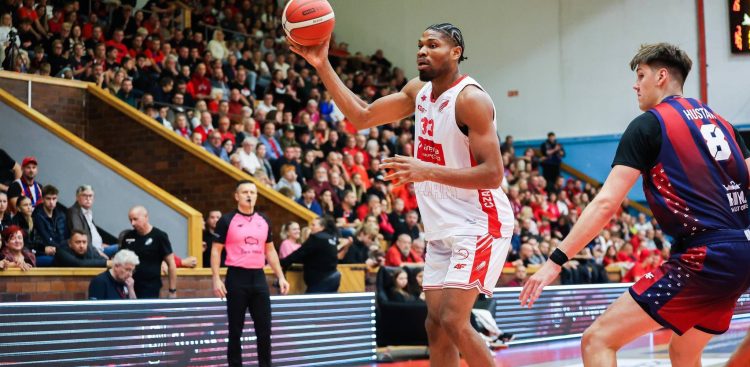 W centrum zawodnik Energa Czarnych Słupsk Francis Okoro (fot. Czarni To Wy)