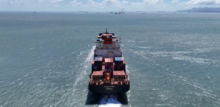 Na zdjęciu "Istanbul Bridge" wyrusza z chińskiego portu Ningbo-Zhoushan (fot. Facebook/Hola Fujian)