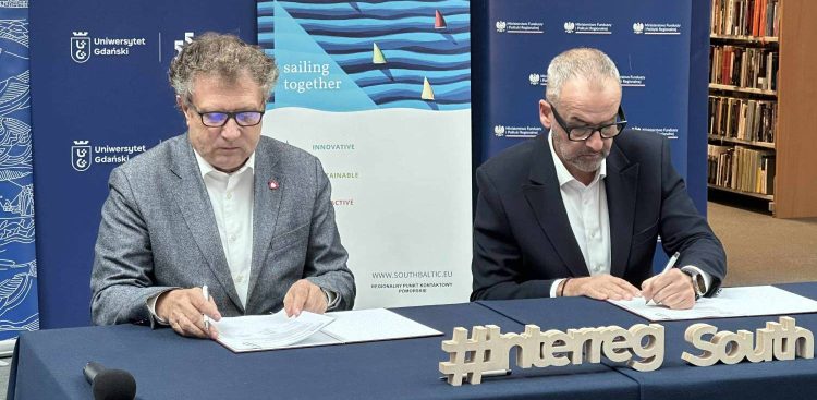 Wiceminister Funduszy i Polityki Regionalnej Jacek Karnowski oraz prof. dr hab. Piotr Stepnowski, rektor Uniwersytetu Gdańskiego (fot. Radio Gdańsk/Oskar Bąk)