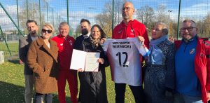 Jakub Rutnicki, minister sportu, z imienną koszulką Gryfa Słupsk. Słupsk, 31.10. 2025 r. (fot. Radio Gdańsk/Łukasz Kosik)