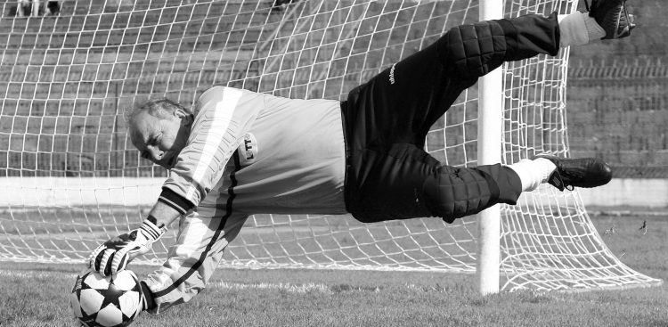 Oldboye Lechii Gdańsk pokonali "Resztę Świata" 5:1. Nz. Janusz Wozniak ,redaktor TVP Gdańsk bronił bramki "Reszty Świata". Stadion Lechii Gdańsk, 03.06.2006 r. (fot. Wojciech Figurski / KFP)