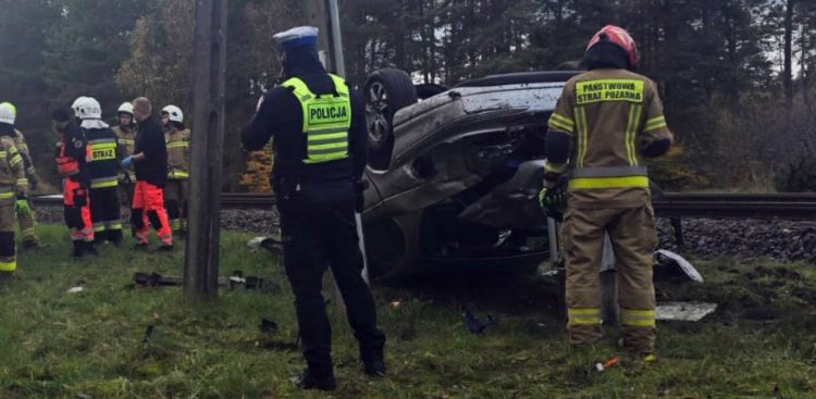Samochód osobowy zderzył się z szynobusem na drodze do miejscowości Krzyż (fot. KPP w Chojnicach)