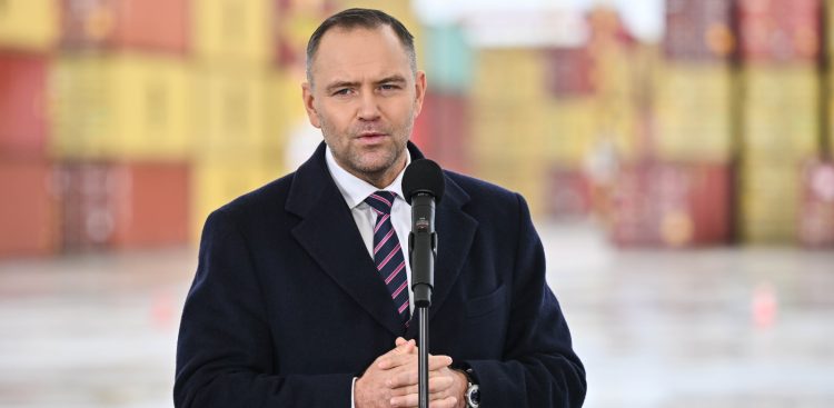 Gdynia, 17.10.2025. Prezydent Karol Nawrocki podczas wizyty w BCT-Bałtyckim Terminalu Kontenerowym w Gdyni (Fot. PAP/Marcin Gadomski)