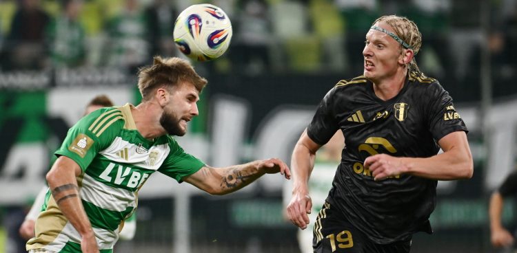Gdańsk, 03.10.2025. Piłkarz Lechii Gdańsk Kacper Sezonienko (L) i Andrias Edmundsson (P) z Wisły Płock podczas meczu Ekstraklasy (Fot. PAP/Marcin Gadomski)
