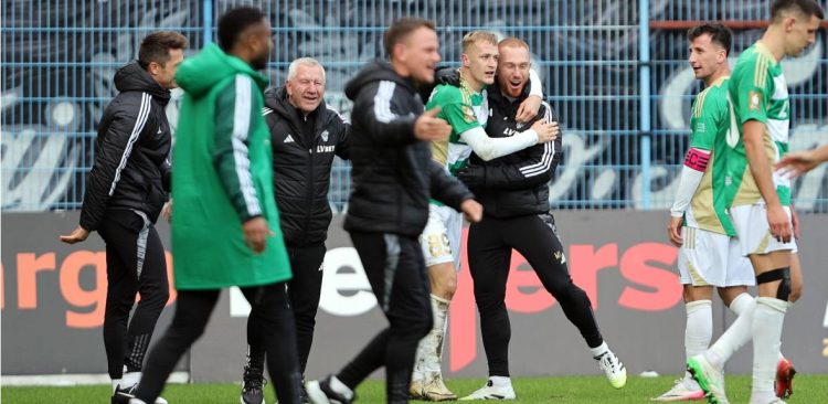 Piłkarz Lechii Gdańsk Tomas Bobcek (C) cieszy się z gola podczas meczu Ekstraklasy z Piastem Gliwice. Gliwice, 19.10.2025 r. (fot. PAP/Art Service)