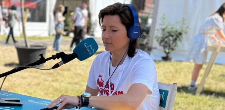 Magdalena Mistat w plenerowym studiu RG (fot. Radio Gdańsk/Michał Broniewicz)