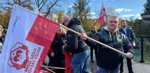 Marsz środowisk prawicowych przeciw migracji. Słupsk, 19.10.2025 r. (fot. Radio Gdańsk/Łukasz Kosik)