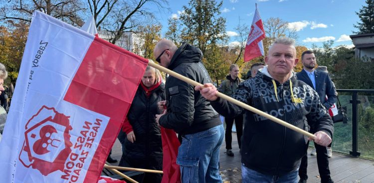 Marsz środowisk prawicowych przeciw migracji. Słupsk, 19.10.2025 r. (fot. Radio Gdańsk/Łukasz Kosik)