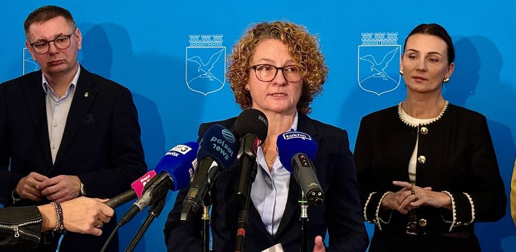 Od lewej: wiceprezydent Sopotu Michał Banacki, prezydent Sopotu Magdalena Czarzyńska-Jachim, wojewoda pomorska Beata Rutkiewicz. Konferencja Bezpieczny Sopot, 08.10.2025 r. (fot. UM Sopot)