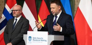 Minister spraw wewnętrznych i administracji Marcin Kierwiński (P) i wiceminister spraw wewnętrznych i administracji Maciej Duszczyk (L) podczas konferencji prasowej po spotkaniu ministrów spraw wewnętrznych Polski, Litwy, Łotwy, Estonii, Finlandii, Norwegii, Szwecji, Danii i Niemiec w Filharmonii Bałtyckiej w Gdańsku. Gdańsk, 28.10.2025 r. (fot. PAP/Adam Warżawa)