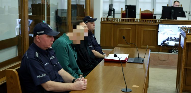 Kościerzyna, 24.10.2025. Oskarżony Piotr G. (2L) na sali Sądu Okręgowego w Kościerzynie (Fot. PAP/Adam Warżawa)