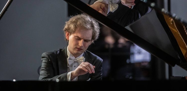 Polska Filharmonia Kameralna Sopot. Koncert "Romantyczność" w ramach sopockich obchodów Święta Niepodległości. Nz. Piotr Pawlak (fot. KFP/Krzysztof Mystkowski)