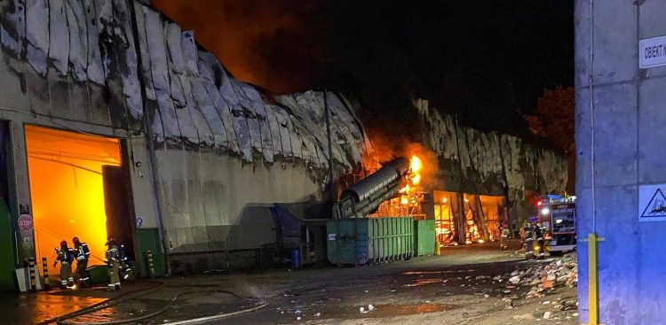 Pożar w sortowni odpadów w Elblągu. Paliła się hala o wymiarach 60 m na 20 m i wysokości 8 m. Elbląg, 25.10.2025 r. (fot. PAP/KMP w Elblągu)