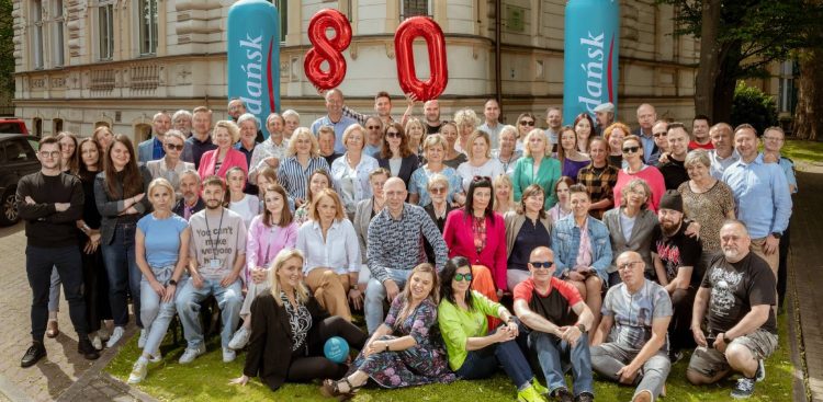 Pamiątkowe zdjęcie pracowników Radia Gdańsk z okazji 80.urodzin naszej rozgłośni (fot. Jacek Klejment)