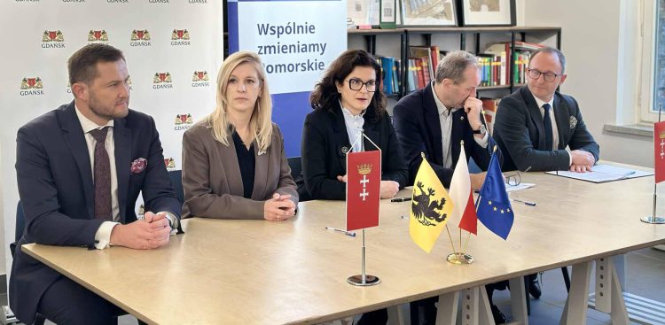 Od lewej: zastępcy prezydent Gdańska Piotr Grzelak i Emilia Lodzińska, prezydent Gdańska Aleksandra Dulkiewicz, marszałek woj. pomorskiego Mieczysław Struk oraz wicemarszałek woj. pomorskiego Marcin Skwierawski (fot. Radio Gdańsk/Oskar Bąk)