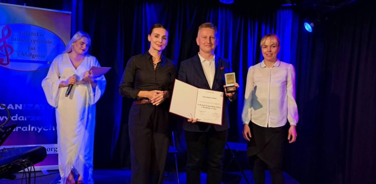 Robert Silski odbiera wyróżnienie "Człowiek wspaniałego serca i wielkiego czynu" (fot. Radio Gdańsk/Joanna Stankiewicz)