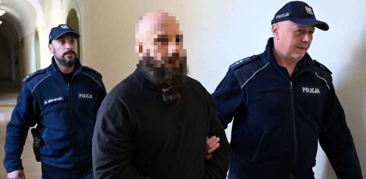 Skazany Krystian W. (C) w Sądzie Okręgowym w Gdańsku, 21.10.2025 r. (fot. PAP/Adam Warżawa)