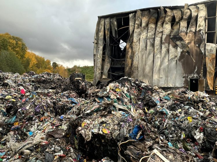 Spalona hala sortowni w Zakładzie Utylizacji w Elblągu, 26.10.2025 r. (fot. UM Elbląg)