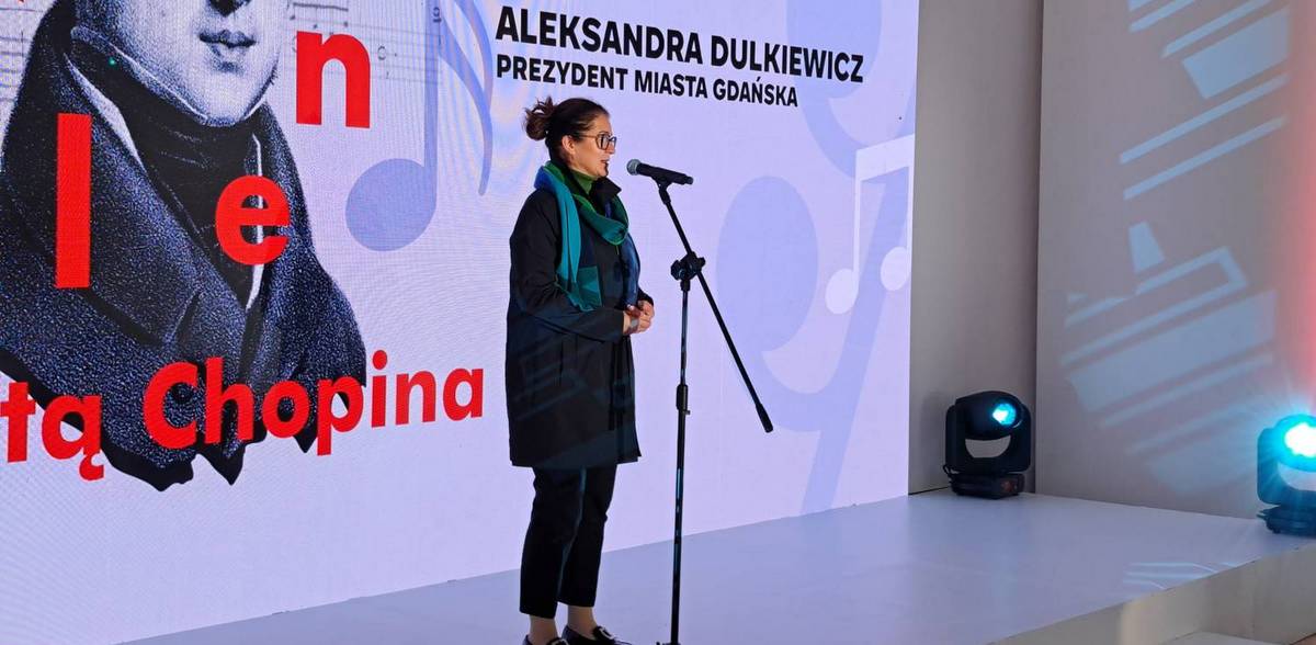 Prezydent Gdańska przemawia w Orlen Strefie Melomana w Gdańsku, 18.10.2025 r. (fot. Radio Gdańsk/Sebastian Kwiatkowski)