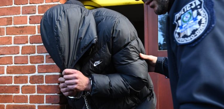 Marcin R., podejrzany o spowodowanie wypadku w Łebieńskiej Hucie, wyprowadzany po przesłuchaniu z siedziby Prokuratury Rejonowej w Wejherowie, 9.10.2025 r. (fot. PAP/Adam Warżawa)