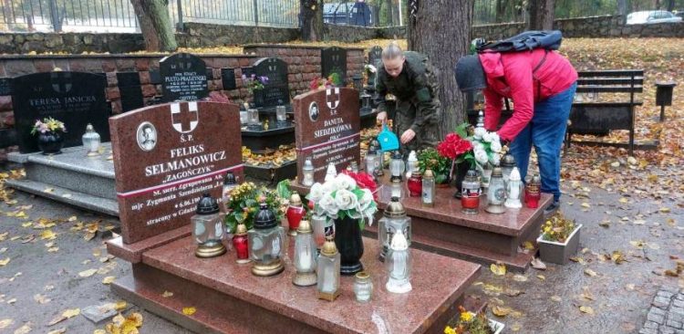 Zdjęcie archiwalne z roku 2023, akcja "Nie pozwól pamięci zarastać trawą... Sprzątnij grób obok" (fot. Muzeum II Wojny Światowej)