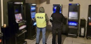 Automaty zabezpieczone w jednym ze skontrolowanych lokali (fot. KPP Tczew)