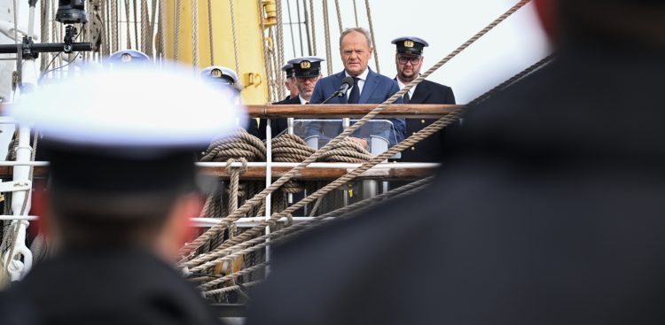 Gdynia, 04.10.2025. Premier Donald Tusk podczas inauguracji roku akademickiego 2025/2026 Uniwersytetu Morskiego (Fot. PAP/Andrzej Jackowski)