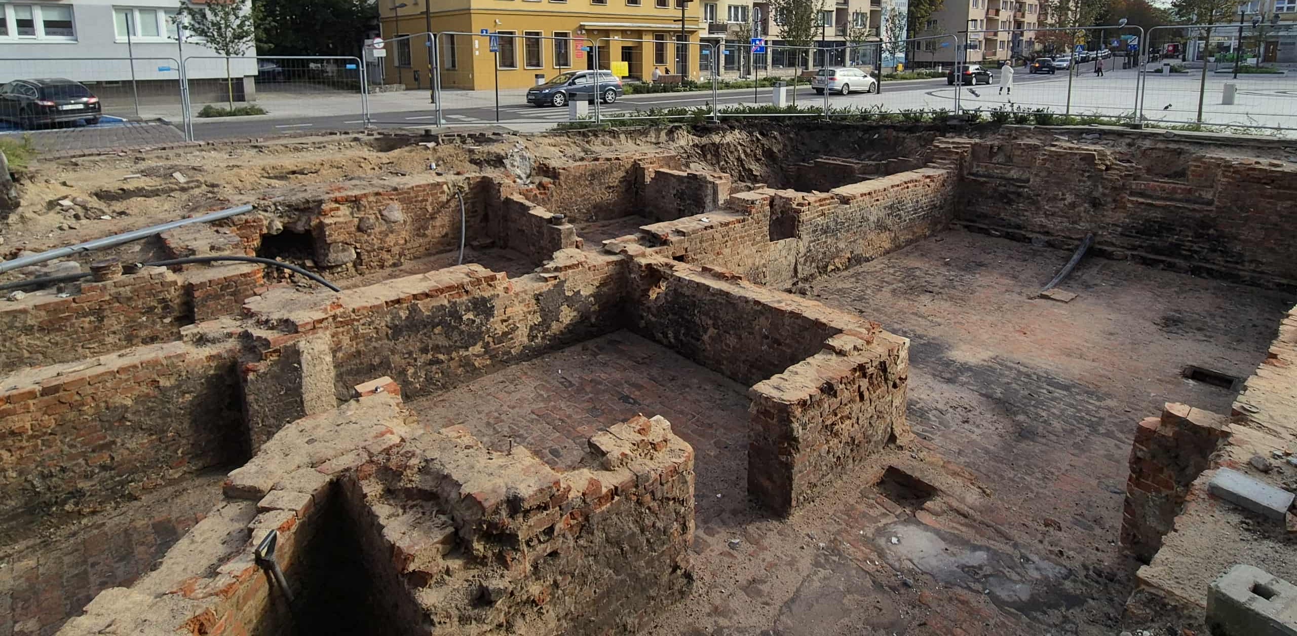 Na Starym Rynku w Słupsku archeolodzy odkryli… kilkusetletnią latrynę