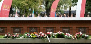 Gdańsk, 05.10.2025. Uroczystości upamiętniające 86. rocznicę rozstrzelania Obrońców Poczty Polskiej w Gdańsku, 5 bm. na Cmentarzu Ofiar Hitleryzmu na gdańskiej Zaspie. (Fot. PAP/Andrzej Jackowski)