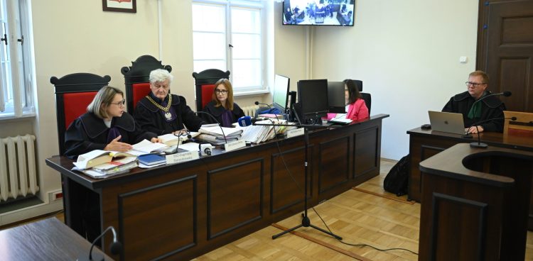Gdańsk, 09.10.2025. Sędziowie: Dagmara Daraszkiewicz (L), Janusz Zimny (2L) i Edyta Frycz (3L) oraz obrońca byłego wicewojewody pomorskiego Krzysztofa Pusza Jacek Potulski (P) podczas pierwszej rozprawy odwoławczej w Sądzie Okręgowym w Gdańsku (Fot. PAP/Adam Warżawa)