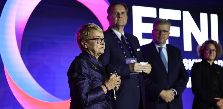 Sopot, 15.10.2025. Przewodnicząca Rady Programowej EFNI Henryka Bochniarz (L) i prezydent Konfederacji Lewiatan Marek Górski (2L) podczas gali rozpoczynającej EFNI 2025 (Fot. PAP/Adam Warżawa)