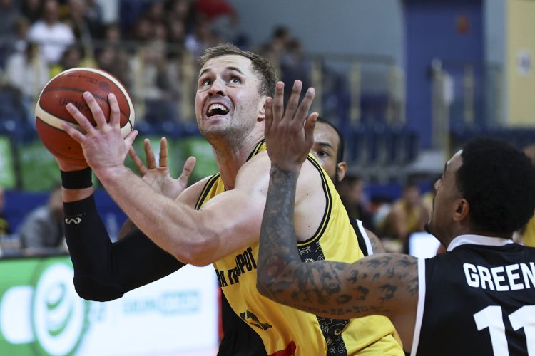 Sopot, 15.10.2025. Koszykarz Energi Trefla Sopot Miko³aj Witliñski (L) i Devonte Green (P) z Neftchi IK podczas meczu gruy I Pucharu Europy FIBA, 15 bm. (gj) PAP/Adam War¿awa