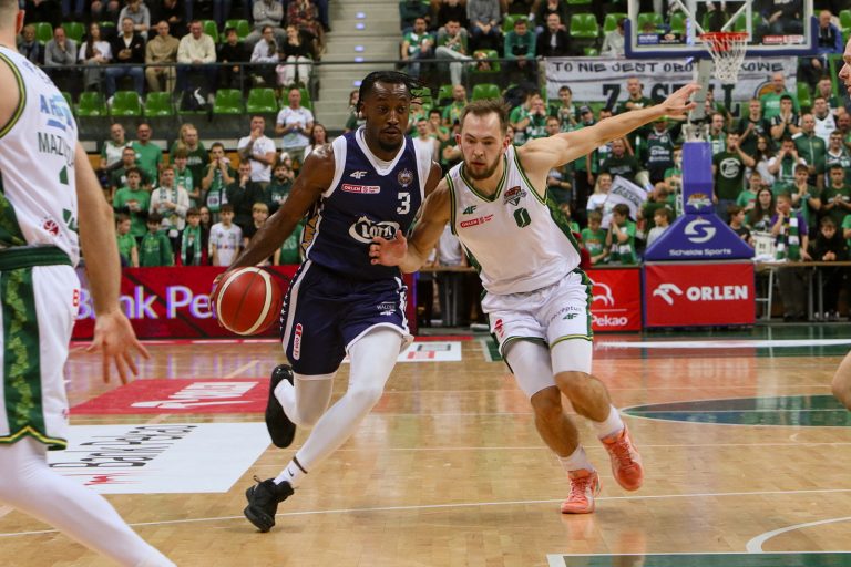 Zielona Góra, 17.10.2025. Zawodnik Orlen Zastalu Zielona Góra Conley Jacob Garrison (P) i Michael Okauru (L) z AMW Arki Gdynia podczas meczu 3. kolejki Ekstraklasy koszykarzy, 17 bm. (mk) PAP/Lech Muszyñski