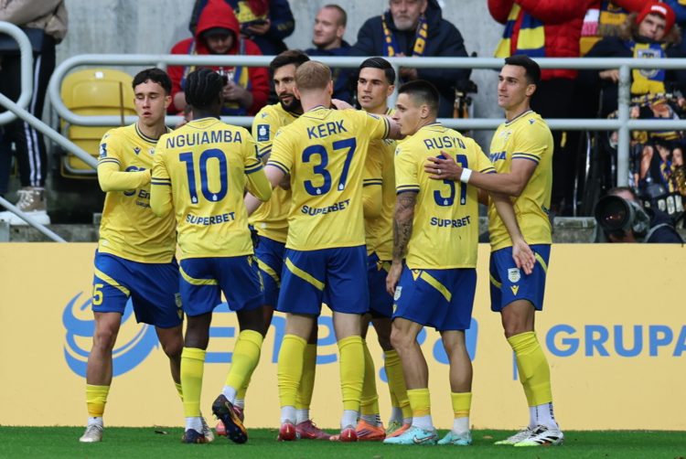 Gdynia, 25.10.2025. Piłkarze Arki Gdynia cieszą się z gola podczas meczu Ekstraklasy z Piastem Gliwice (fot. PAP/Adam Warżawa)