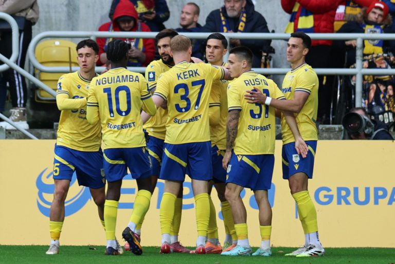 Gdynia, 25.10.2025. Piłkarze Arki Gdynia cieszą się z gola podczas meczu Ekstraklasy z Piastem Gliwice (fot. PAP/Adam Warżawa)