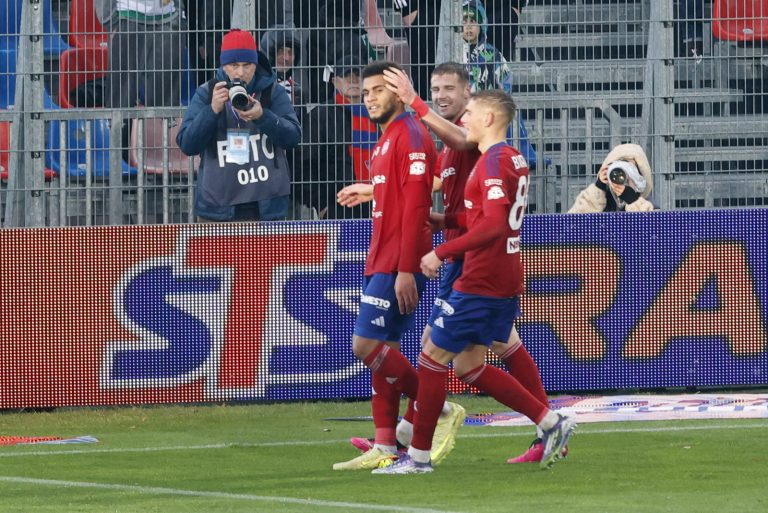 Piłkarz Rakowa Czestochowa Lamine Diaby-Fadiga (L) cieszy się z gola podczas meczu Ekstraklasy z Lechią Gdańsk. Częstochowa, 26.10.2025 r. (fot. PAP/Waldemar Deska)