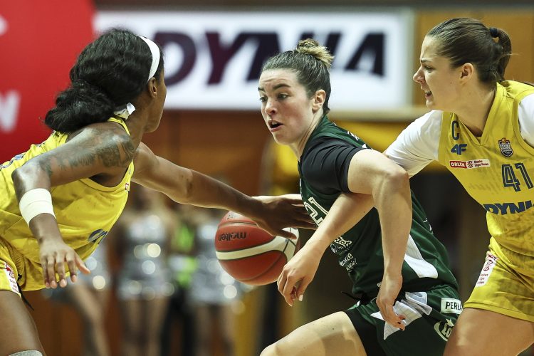 Gdynia, 26.10.2025. Koszykarki VBW Gdynia Ruth Hebard (L) i Barbora Wrzesiñski (P) oraz Robbi Ryan (C) z AZS UMCS Lublin podczas meczu Ekstraklasy. (fot. PAP/Adam Warżawa)