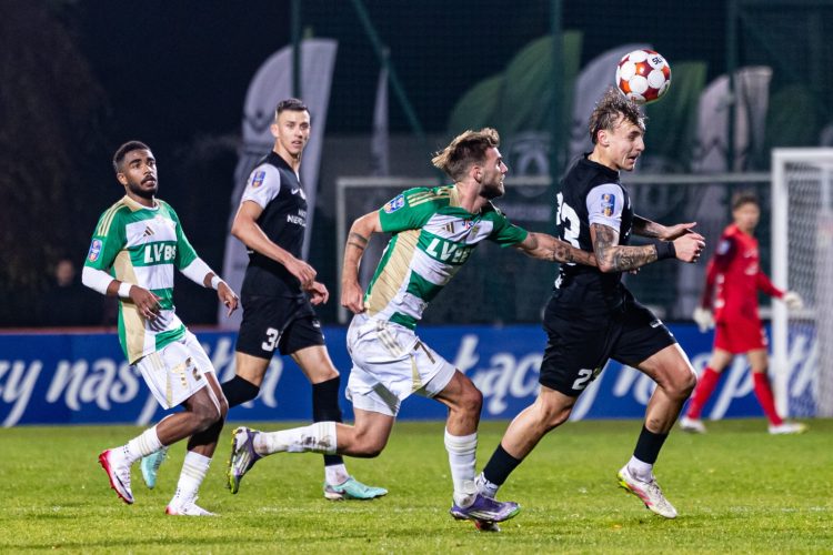 Niepo³omice, 29.10.2025. Pi³karz Puszczy Niepo³omice Kacper Przyby³ko (P) i Bohdan Wjunnyk (2P) z Lechii Gdañsk podczas meczu 1/16 fina³u Pucharu Polski, 29 bm. (mk) PAP/Art Service