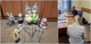 W ogrodzie przed domem 53-latki policjanci znaleźli i zabezpieczyli łącznie 14 dekoracji z cmentarza (fot. KPP Lębork)